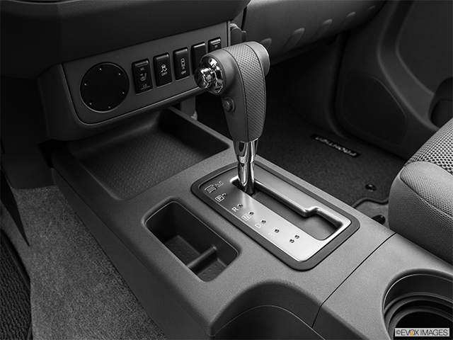 2015 Nissan Frontier | Gear shifter/center console