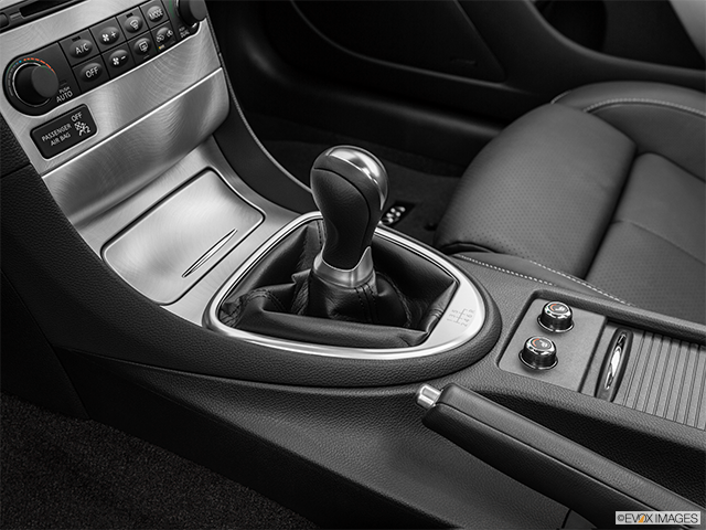 2015 Infiniti Q60 Coupe | Gear shifter/center console