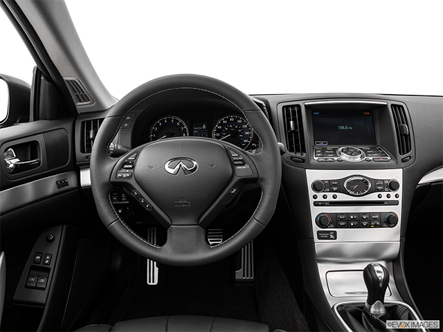 2015 Infiniti Q60 Coupé | Steering wheel/Center Console