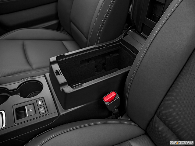 2016 Subaru Outback | Front center divider