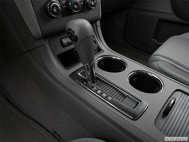 2016 Chevrolet Traverse | Gear shifter/center console