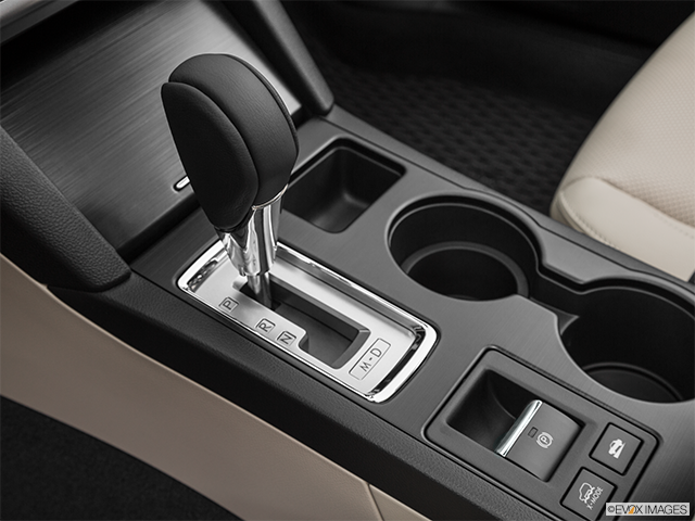 2016 Subaru Outback | Gear shifter/center console
