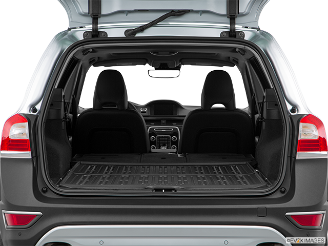 2016 Volvo XC70 | Hatchback & SUV rear angle