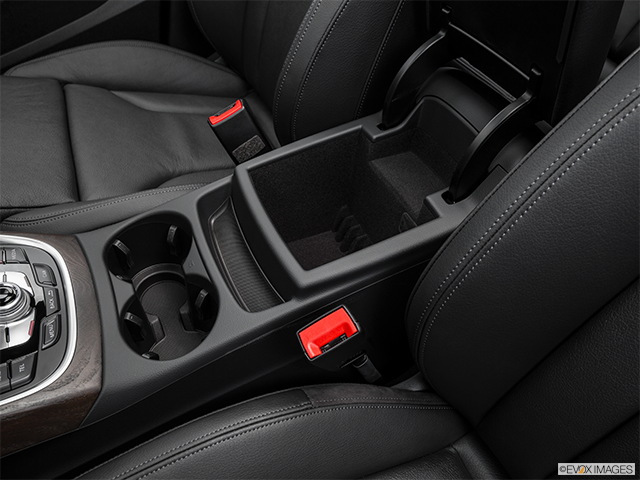 2016 Audi Q5 | Front center divider