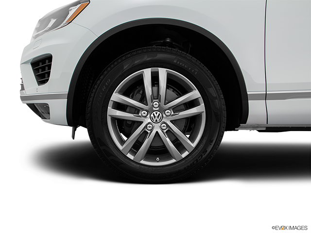 2016 Volkswagen Touareg | Front Drivers side wheel at profile