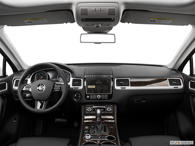 2016 Volkswagen Touareg | Centered wide dash shot