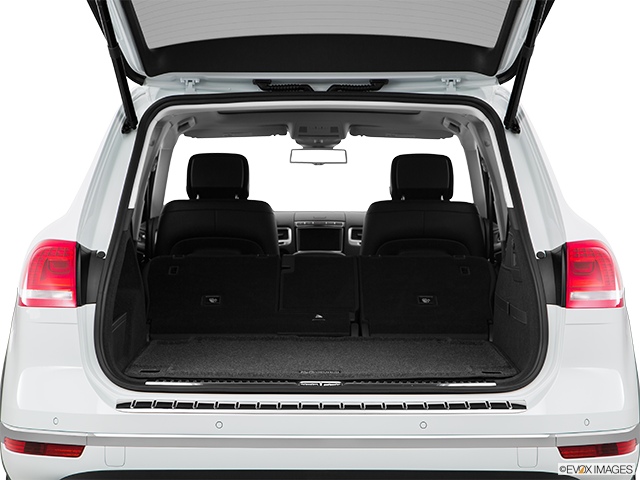 2016 Volkswagen Touareg | Hatchback & SUV rear angle