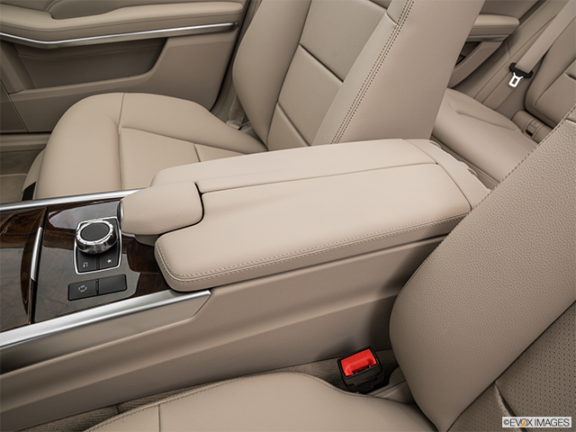 2016 Mercedes-Benz Classe E | Front center console with closed lid, from driver’s side looking down