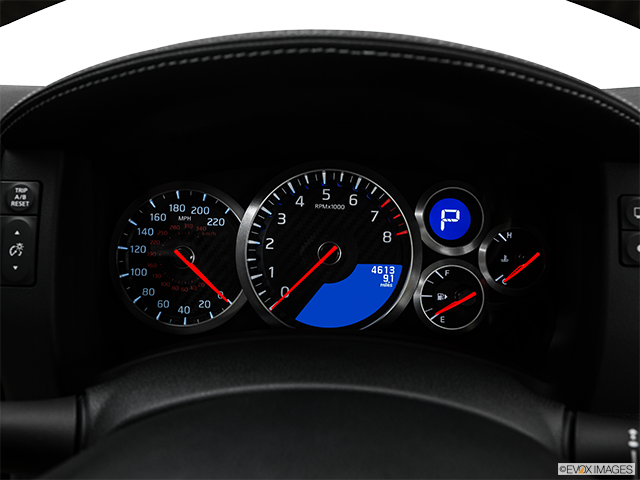 2015 Nissan GT-R | Speedometer/tachometer