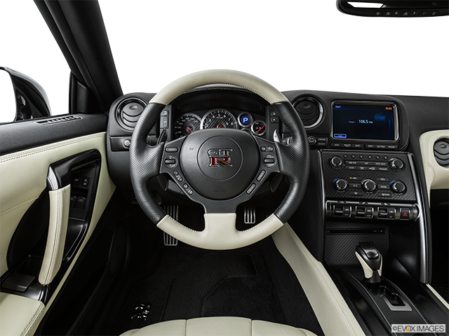 2015 Nissan GT-R | Steering wheel/Center Console