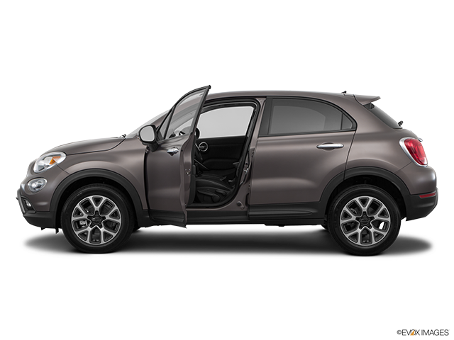 2016 Fiat 500X | Driver's side profile with drivers side door open