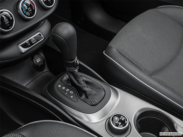 2016 Fiat 500X | Gear shifter/center console