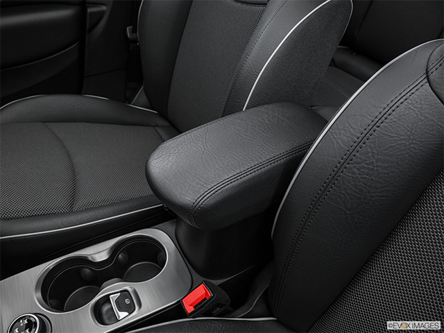 2016 Fiat 500X | Front center console with closed lid, from driver’s side looking down