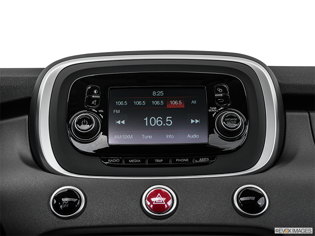 2016 Fiat 500X | Closeup of radio head unit