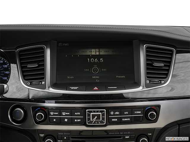 2016 Hyundai Equus | Closeup of radio head unit