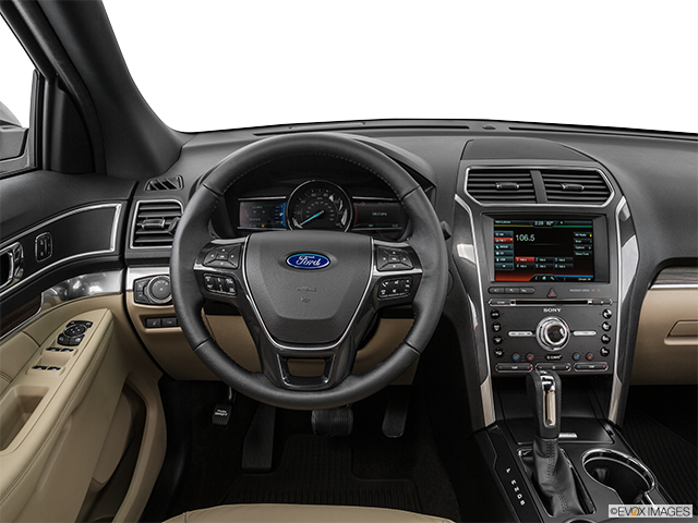 2016 Ford Explorer | Steering wheel/Center Console