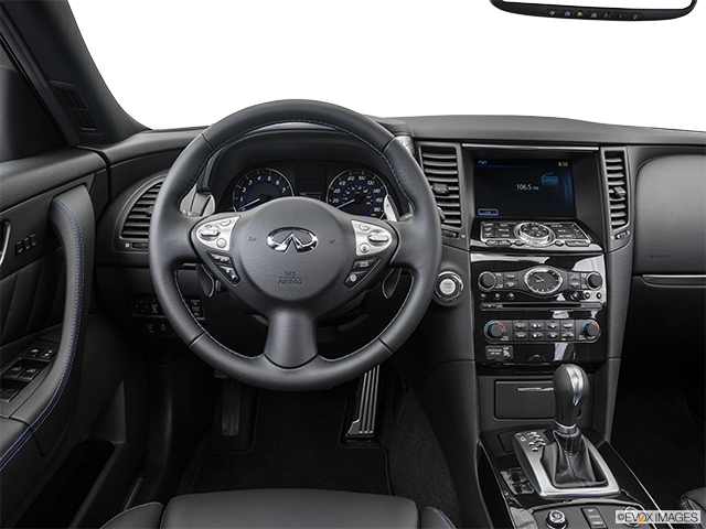 2016 Infiniti QX70 | Steering wheel/Center Console