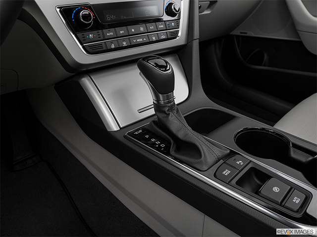 2016 Hyundai Sonata | Gear shifter/center console