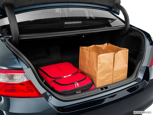 2016 Toyota Camry Hybrid | Trunk props