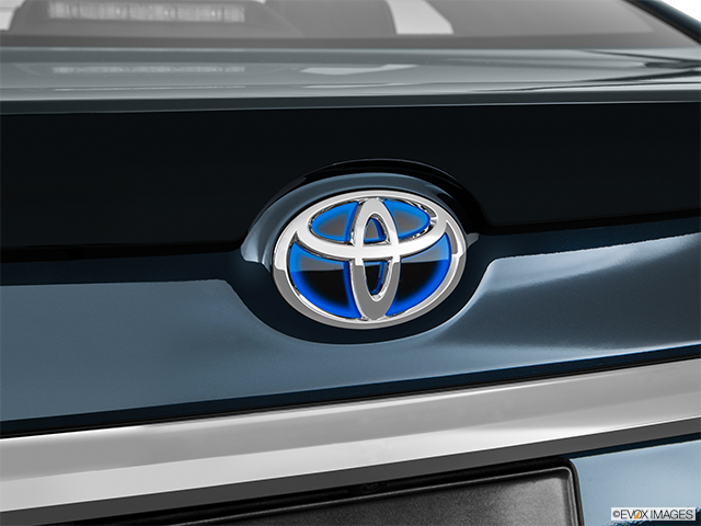 2016 Toyota Camry Hybride | Rear manufacturer badge/emblem