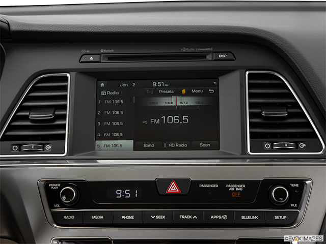 2016 Hyundai Sonata | Closeup of radio head unit
