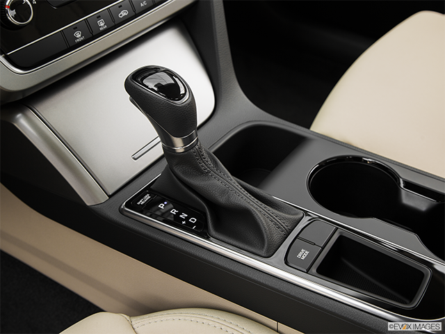 2016 Hyundai Sonata | Gear shifter/center console