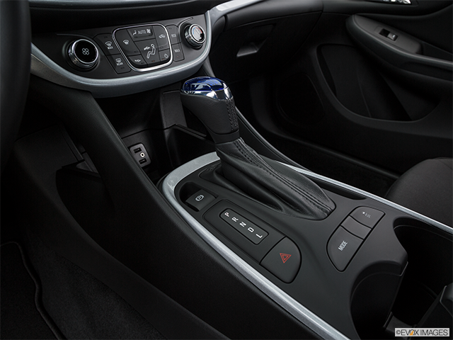 2016 Chevrolet Volt | Gear shifter/center console