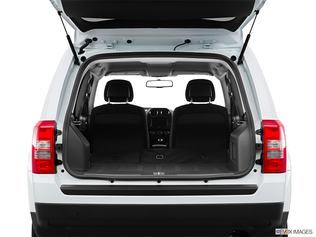 2016 Jeep Patriot | Hatchback & SUV rear angle