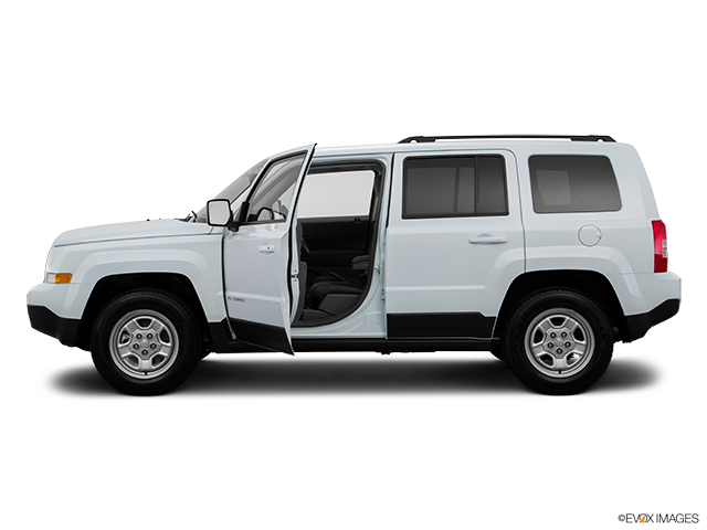 2016 Jeep Patriot | Driver's side profile with drivers side door open