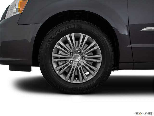 2016 Chrysler Town & Country | Front Drivers side wheel at profile
