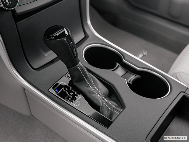 2016 Toyota Camry | Gear shifter/center console