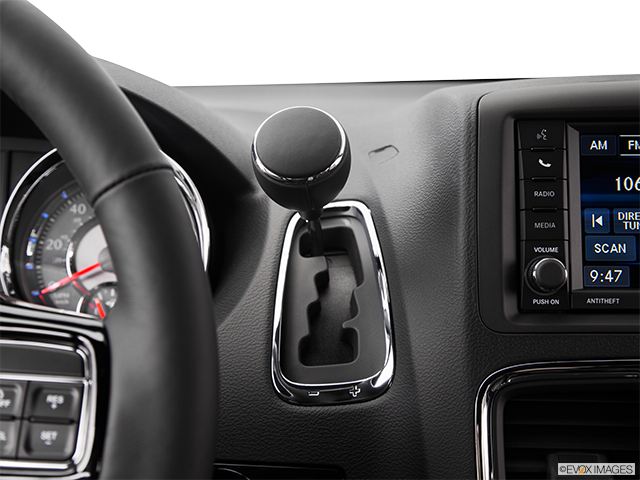 2016 Chrysler Town & Country | Gear shifter/center console