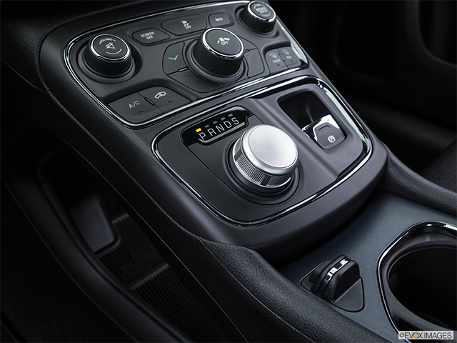 2017 Chrysler 200 | Gear shifter/center console