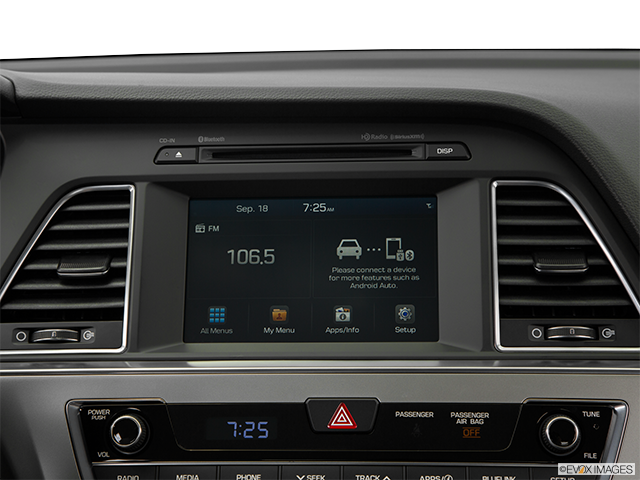 2016 Hyundai Sonata | Closeup of radio head unit