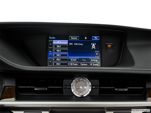 2016 Lexus ES 350 | Closeup of radio head unit