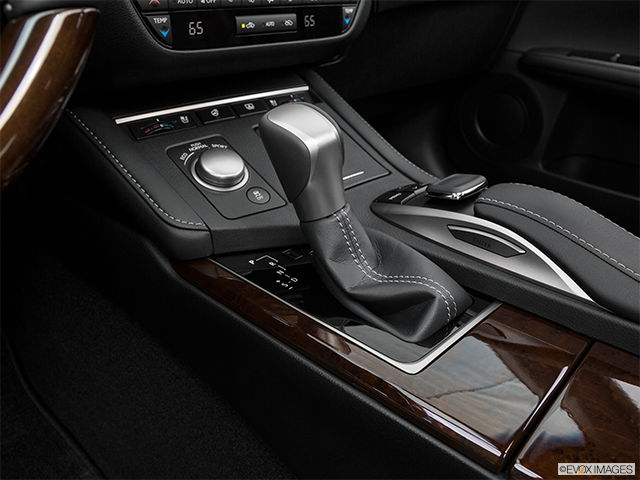 2016 Lexus ES 350 | Gear shifter/center console