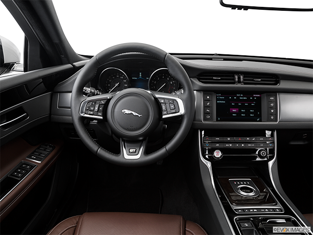 2016 Jaguar XF | Steering wheel/Center Console