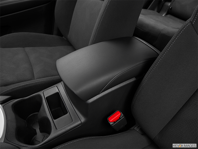 2016 Nissan Rogue | Front center console with closed lid, from driver’s side looking down