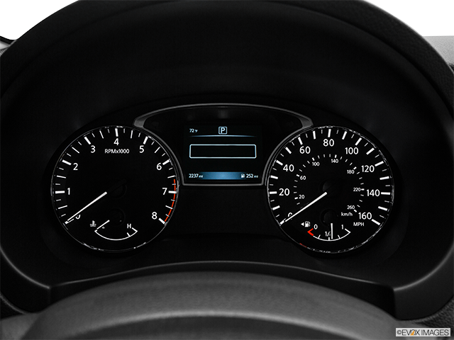2016 Nissan Altima | Speedometer/tachometer
