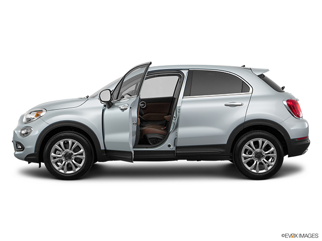 2016 Fiat 500X | Driver's side profile with drivers side door open