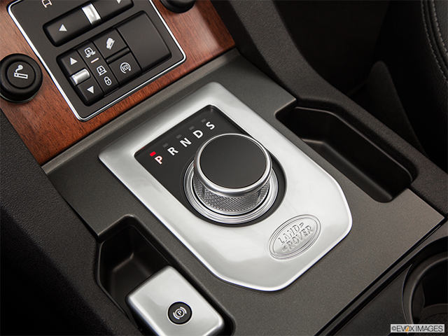 2016 Land Rover LR4 | Gear shifter/center console
