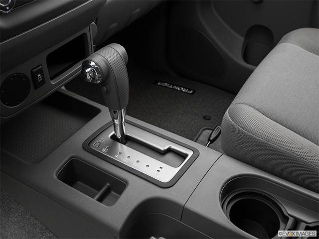 2016 Nissan Frontier | Gear shifter/center console