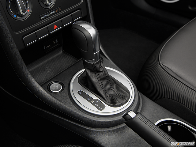 2016 Volkswagen The Beetle Convertible | Gear shifter/center console