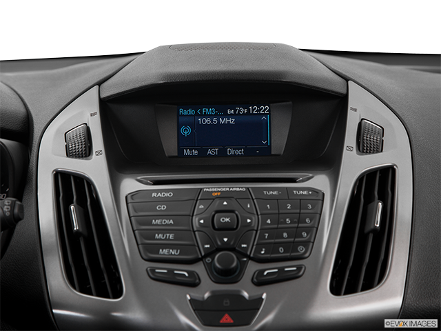 2016 Ford Transit Connect Fourgonnette | Closeup of radio head unit