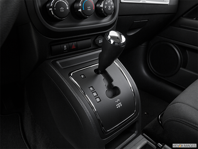 2016 Jeep Compass | Gear shifter/center console