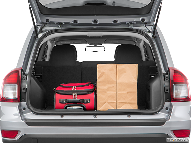 2016 Jeep Compass | Trunk props