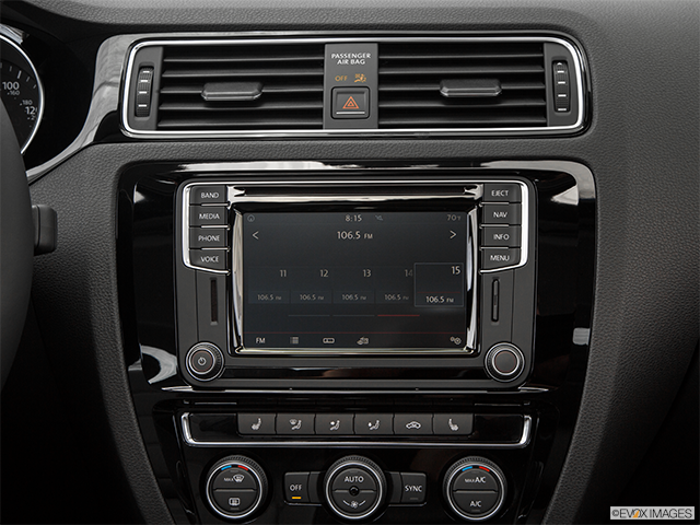 2016 Volkswagen Jetta Hybride Turbocompressée | Closeup of radio head unit