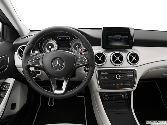 2016 Mercedes-Benz GLA-Class | Steering wheel/Center Console