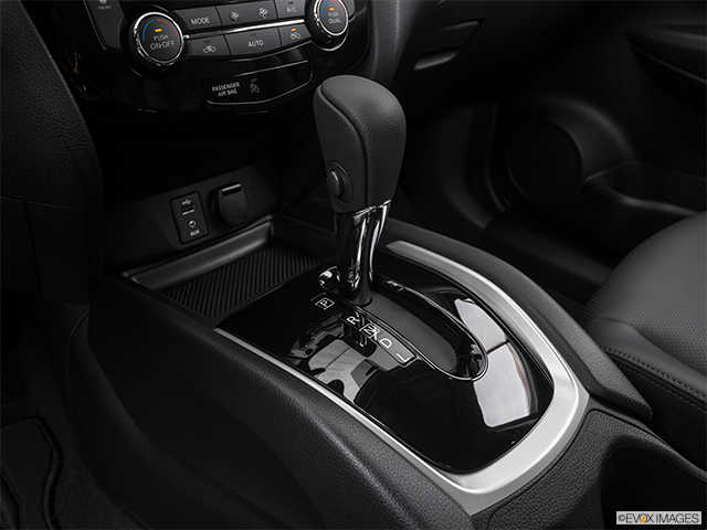 2016 Nissan Rogue | Gear shifter/center console