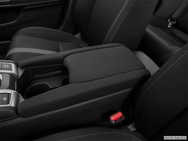 2016 Honda Civic Berline | Front center console with closed lid, from driver’s side looking down